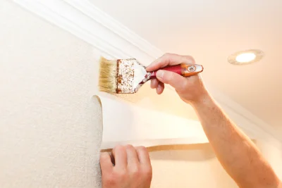 Pose de papier peint à Gaël — revêtements muraux et toiles de verre